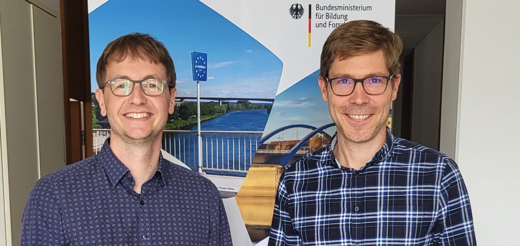 Border Studies ist eine eher junge Wissenschaft. Das multidisziplinäre Forschungsgebiet befasst sich mit den sozialen, politischen, wirtschaftlichen und kulturellen Aspekten von Grenzen und Grenzregionen. Florian Weber und Georg Wenzelburger sind Professoren an der Universität des Saarlandes und forschen zu Grenzen und Grenzregionen unter anderem an der deutsch-französischen und an der deutsch-polnischen Grenze.